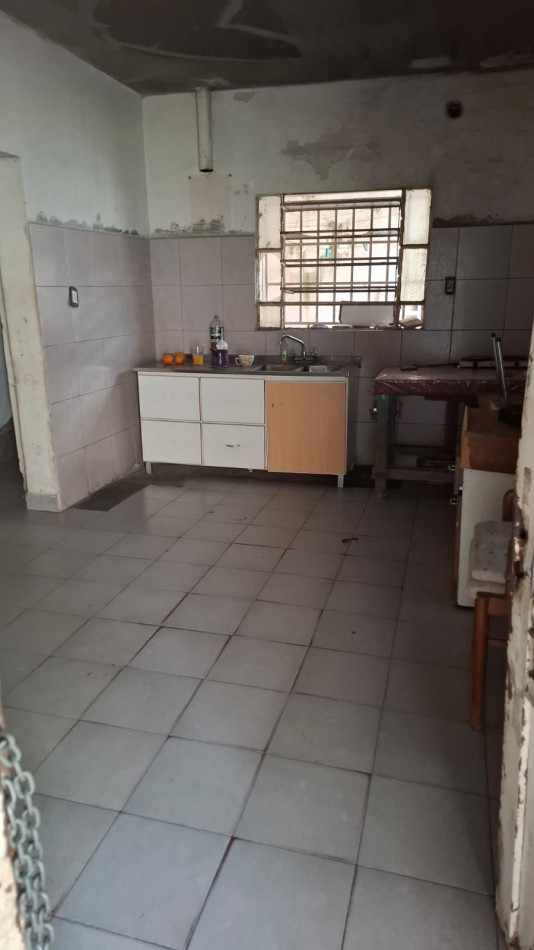 Venta - Propiedad de pasillo a reciclar con gran potencial en Barrio Echesortu. 