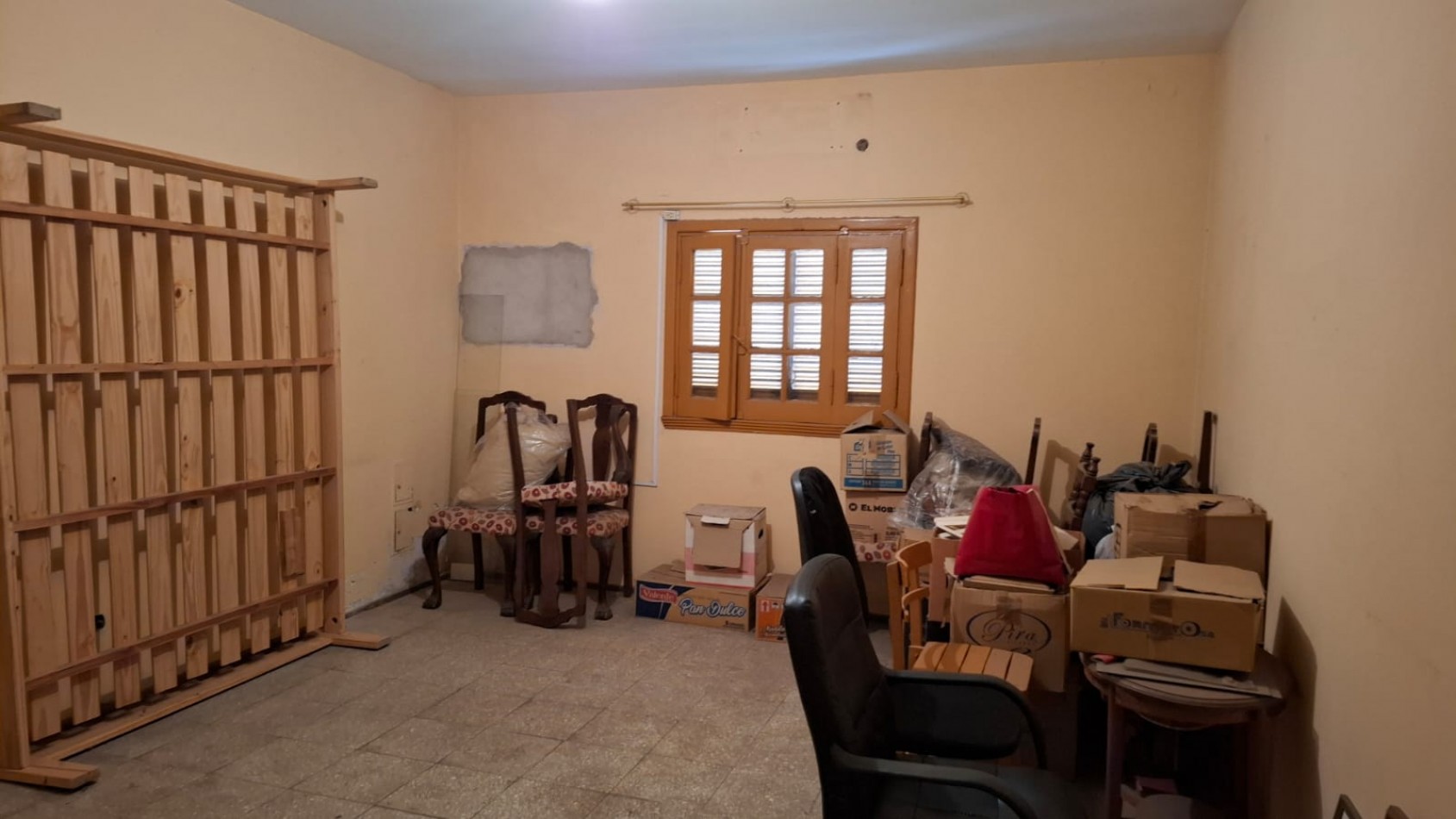 CASA AL FRENTE CON PATIO  VERDE Y PARRILLERO - GRAN POTENCIAL DE RECICLADO.