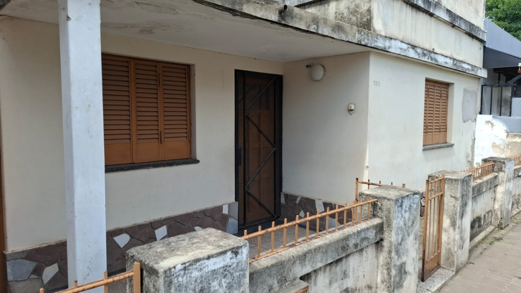 CASA AL FRENTE CON PATIO  VERDE Y PARRILLERO - GRAN POTENCIAL DE RECICLADO.