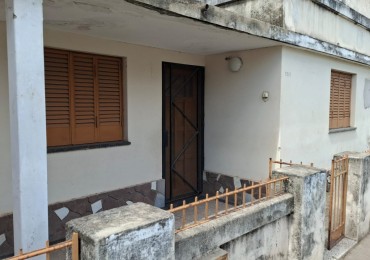 CASA AL FRENTE CON PATIO  VERDE Y PARRILLERO - GRAN POTENCIAL DE RECICLADO.